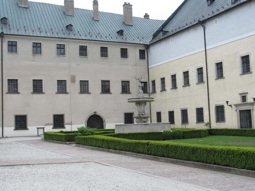 Bratislava: Castles & Panoramic Views of Slovakia - Beckov Castle’s cliff-top ruins, and the Smolenice backup in winter