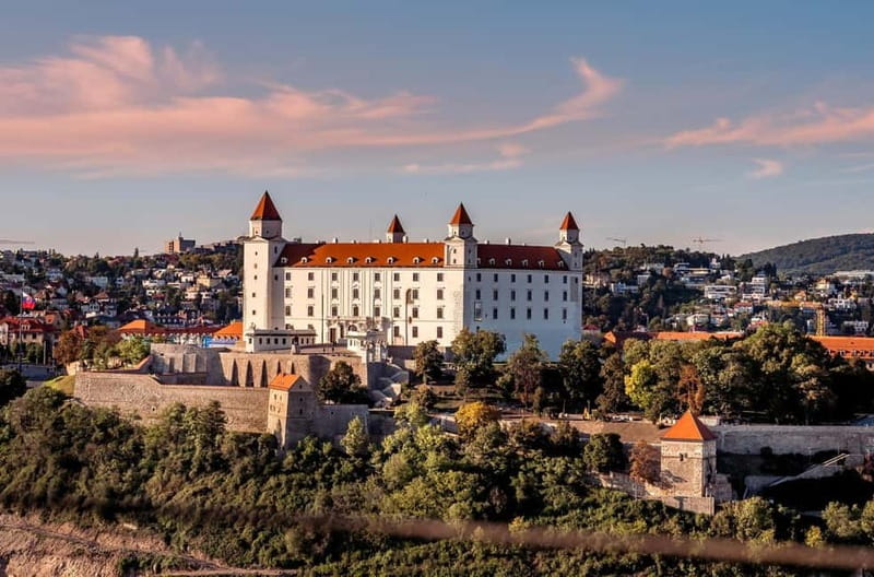 Bratislava: Express Walk with a Local in 60 minutes - The Core Route: Bratislava Castle, Then St. Martin’s Cathedral