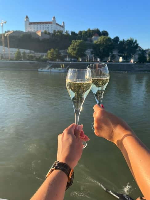 Bratislava: Panorama Cruise with Unlimited Prosecco - A 45-minute Danube panorama cruise, with unlimited Prosecco