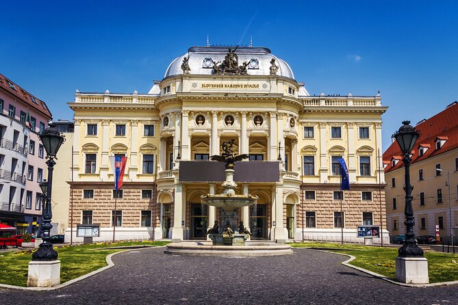 Bratislava-Top Sights Guided Tour - Bratislava Castle and the Slovak Government building stops