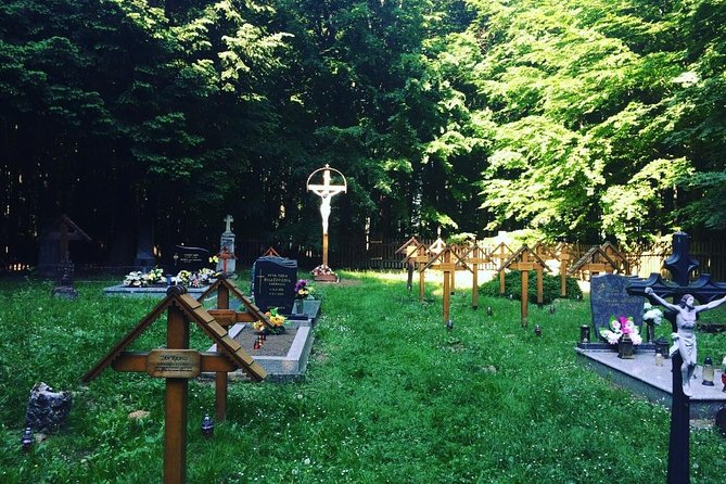 Hiking Tour in the Small Carpathians - In the track of forest people - Piesok: Woodcutter School, Houses, and a Preserved Cemetery