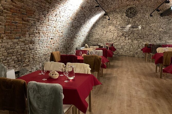 Wine Tasting IN THE DARK! - Why the darkness makes wine taste different